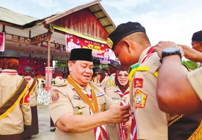 kotim MEMBUKA; Bupati Kotim, Halikinnor, membuka kemah besar pramuka di Pantai Ujung Pandaran, Sabtu (25/10).