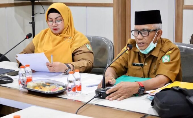 RAPAT : Wakil Bupati Kotim, Irawati didampingi Pj Sekda Masri saat rapat diaula kantor sekda kotim belum lama ini.