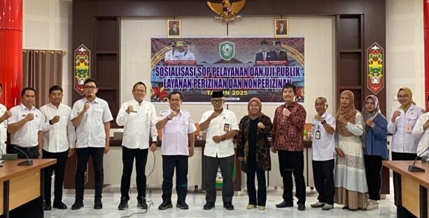 MEMBUKA: Pj Sekda Kotim, Masri, saat membuka sosialisasi SOP dan uji publik layanan perizinan, Rabu (15/10).