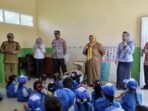 KOTIM MENYAPA: Wabup Kotim, Irawati, saat menyapa anak-anak saat Peluncuran Program Aku Sayang Anakku yang digelar di Aula Kecamatan Cempaga, Senin (13/10).