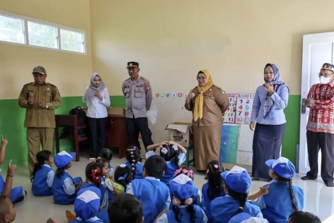 MENYAPA: Wabup Kotim, Irawati, saat menyapa anak-anak saat Peluncuran Program Aku Sayang Anakku yang digelar di Aula Kecamatan Cempaga, Senin (13/10).