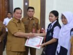 KOTIM APRESIASI: Bupati Kotim, Halikinnor, saat memberikan apresiasi terhadam dua siswa yang meraih prestasi internasional, Senin (6/10).