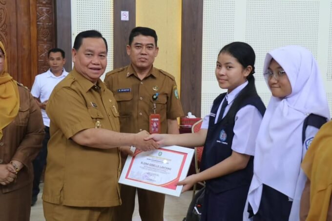 APRESIASI: Bupati Kotim, Halikinnor, saat memberikan apresiasi terhadam dua siswa yang meraih prestasi internasional, Senin (6/10).