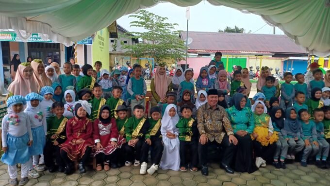 FOTO BERSAMA : Bupati Kotim H.Halikinnor bersama Bunda PAUD Hj.Khairiah, saat foto bersama dengan anak PAUD, beberapa waktu lalu.