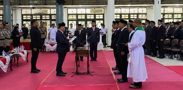 MELANTIK: Bupati Kotim, Halikinnor saat melantik sejumlah pejabat pimpinan tinggi pratama, administrator, dan pengawas di lingkungan pemerintah daerah, Rabu (8/10).
