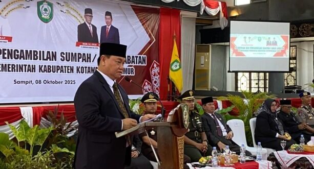 SAMBUTAN: Bupati Kotim, Halikinnor, saat memberikan sambutan dalam pelantikan sejumlah pejabat pimpinan tinggi pratama, administrator, dan pengawas di lingkungan pemerintah daerah, Rabu (8/10).