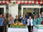 Plt. Sekda Leonard S. Ampung bersama sejumlah pejabat saat akan memulai prosesi pemotongan tumpeng dan kue ulang tahun