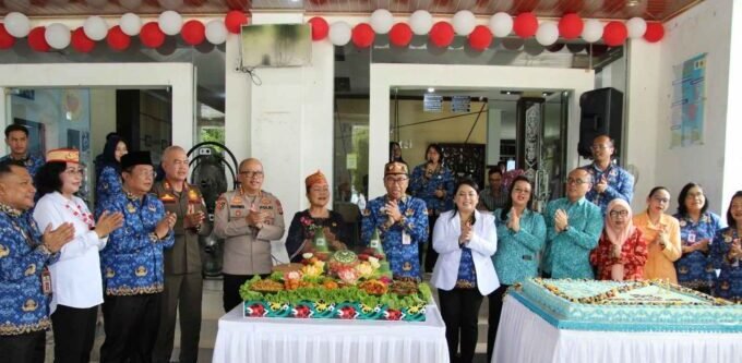 Plt. Sekda Leonard S. Ampung bersama sejumlah pejabat saat akan memulai prosesi pemotongan tumpeng dan kue ulang tahun