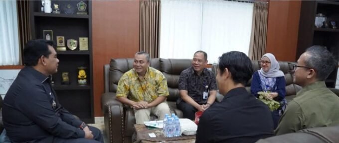 SAMBUT KUNJUNGAN: Bupati H. Shalahuddin menerima audiensi dan kunjungan silaturahmi Deputi Direksi Wilayah VIII BPJS Kesehatan, Anurman Huda, di ruang kerjanya, Jumat (21/11).