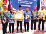 TERIMA: Wakil Bupati Barito Selatan, Khristianto Yudha, menerima penghargaan dari Kementerian Hukum RI di Aula Jayang Tingang, Palangka Raya, Kamis (6/11).