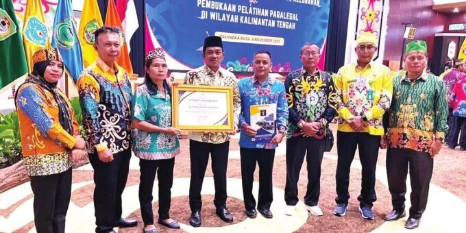 BARITO SELATAN TERIMA: Wakil Bupati Barito Selatan, Khristianto Yudha, menerima penghargaan dari Kementerian Hukum RI di Aula Jayang Tingang, Palangka Raya, Kamis (6/11).