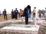 PAHLAWAN: Bupati Barito Selatan, Eddy Raya Samsuri, bersama Forkopimda saat menghadiri kegiatan tabur bunga di Taman Makam Pahlawan Desa Sababillah, Senin (10/11).