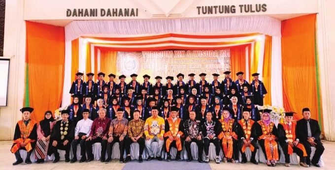 BARITO SELATAN WISUDA: Asisten III Sekda Barito Selatan, Eko Hermansyah, menghadiri Wisuda Mahasiswa STIE Dahani Dahani Buntok di Gedung Jaro Pirarahan, Buntok, Sabtu (1/11).