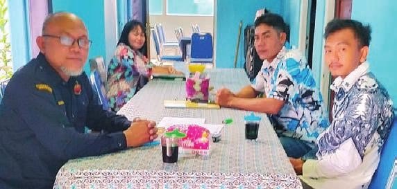 BARITO TIMUR JEMPUT BOLA: Kadisdukcapil Barito Timur, Muslim Raharjo, saat melakukan pelayanan jemput bola mendatangi masyarakat secara langsung.