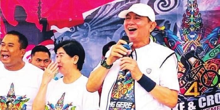 SAMBUTAN: Bupati Barito Timur Muhammad Yamin saat memberikan sambutan pada pelaksanaan lomba Puang Gere 4 di Tamiang Layang, belum lama ini.