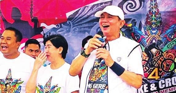 SAMBUTAN: Bupati Barito Timur Muhammad Yamin saat memberikan sambutan pada pelaksanaan lomba Puang Gere 4 di Tamiang Layang, belum lama ini.