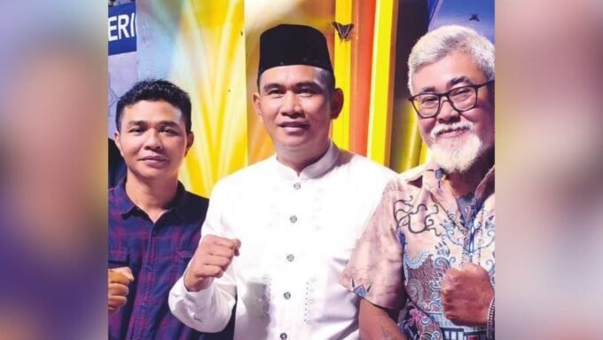 DPRD BATARA Hasrat (tengah)