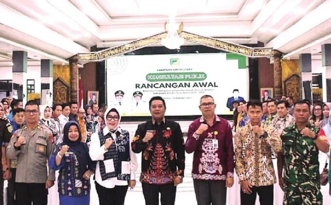 DPRD BATARA SINERGI: Ketua Komisi I DPRD Kabupaten Barito Utara Hj Nety Herawati saat menghadiri Konsultasi Publik Rencana Pembangunan Jangka Menengah Daerah (RPJMD) bersama berbagai unsur Forkopimda, anggota DPRD, kepala perangkat daerah, dan para camat di Gedung Balai Antang, Muara Teweh, Kamis (30/10).