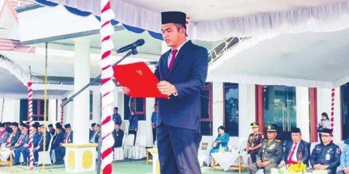 UPACARA: Ketua DPRD Gunung Mas, Binartha membacakan pidatonya saat apel hari pahlawan di lapangan depan kantor bupati setempat, Senin (10/11).