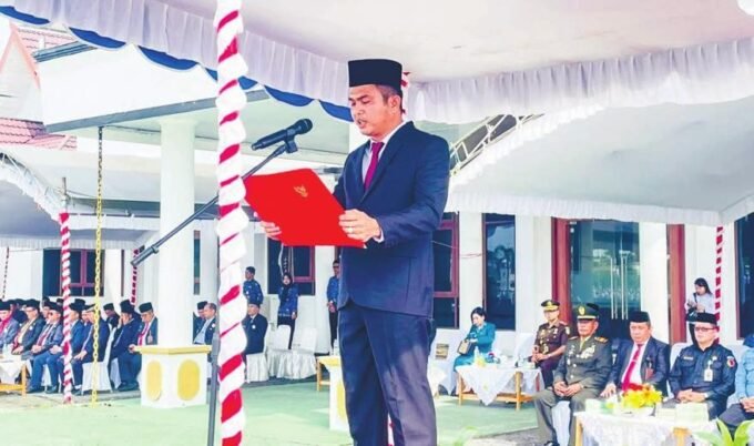 UPACARA: Ketua DPRD Gunung Mas, Binartha membacakan pidatonya saat apel hari pahlawan di lapangan depan kantor bupati setempat, Senin (10/11).