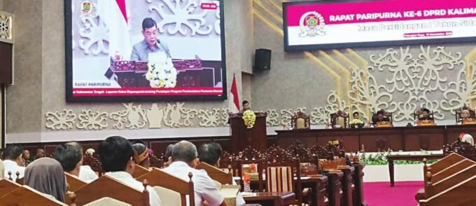 PAPARAN PROPEMPERDA: Ketua Bapemperda DPRD Kalteng Ampera A.Y. Mebas, sampaikan progres 15 raperda tahun 2025 dalam rapat paripurna ke -6 di DPRD Kalteng, Rabu (19/11).