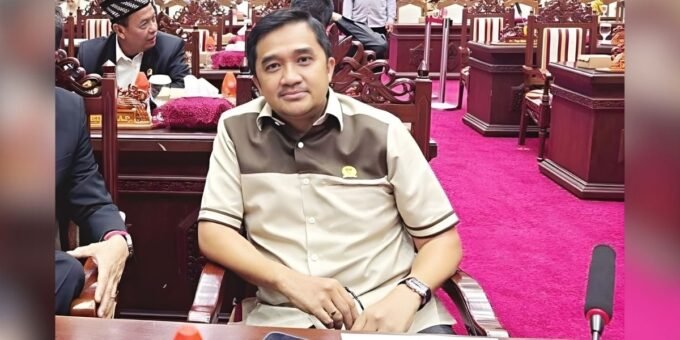 DPRD KALTENG AKTIF: Anggota Komisi IV DPRD Kalimantan Tengah (Kalteng), Asdy Narang saat menghadiri rapat paripurna DPRD Kalteng, belum lama ini.