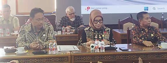 DPRD KALTENG RAPAT GABUNGAN: Ketua Komisi II DPRD Kalimantan Tengah, Hj Siti Nafsiah saat mengikuti rapat gabungan komisi di kantor DPRD Kalimantan Tengah, belum lama ini.