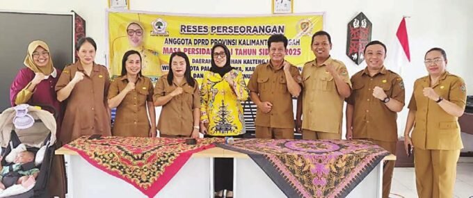 RESES PERSEORANGAN: Ketua Komisi II DPRD Kalteng, Siti Nafsiah saat melaksanakan reses serap aspirasi rakyat di Daerah Pemilihan I Kalteng, Jumat (7/11).