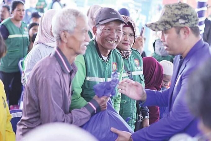 PEDULI: Anggota Komisi III DPRD Kalteng, Tommy Irawan Diran saat menyalurkan bantuan partai kepada masyarakat, belum lama ini.