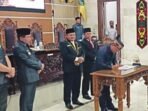 DPRD KAPUAS PENANDATANGANAN: Wakil Ketua II DPRD Kapuas Berinto melakukan penandatanganan kesepakatan RAPBD tahun anggaran 2026 saat rapat paripurna, Senin (25/11).