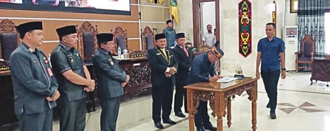 PENANDATANGANAN: Wakil Ketua II DPRD Kapuas Berinto melakukan penandatanganan kesepakatan RAPBD tahun anggaran 2026 saat rapat paripurna, Senin (25/11).