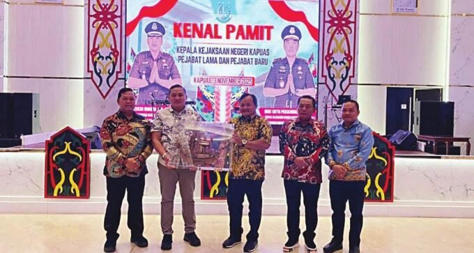 DPRD KAPUAS CENDERA MATA: Ketua DPRD Kapuas Ardiansah didampingi Wakil Ketua I Yohanes, Wakil Ketua II Berinto dan Bupati Kapuas HM Wiyatno menyerahkan cendera mata kepada Luthcas Rohman pada malam kenal pamit Kajari Kapuas di Hall Rujab Bupati Kapuas, Senin (3/11).