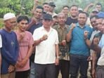 DPRD KAPUAS DEKAT DENGAN RAKYAT: Bupati Kapuas H Muhammad Wiyatno saat melakukan blusukan ke Kecamatan Kapuas Timur. Saat itu bupati didampingi anggota DPRD Kapuas H Fahmi dan Thosibae Limin.