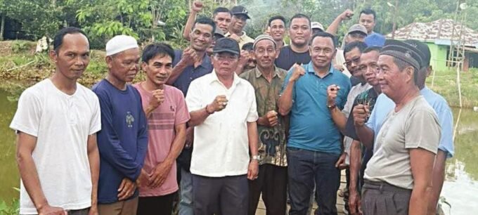 DPRD KAPUAS DEKAT DENGAN RAKYAT: Bupati Kapuas H Muhammad Wiyatno saat melakukan blusukan ke Kecamatan Kapuas Timur. Saat itu bupati didampingi anggota DPRD Kapuas H Fahmi dan Thosibae Limin.