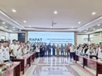DPRD KAPUAS RDP: Ketua Komisi I DPRD Kapuas Sera Sintanola bersama anggota dan jajaran BKPSDM Kapuas foto bersama dengan Aliansi Honorer Non-Database BKN Kapuas seusai RDP, Senin (24/11).