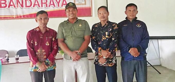 SERAP ASPIRASI: Anggota DPRD Kapuas Suprianto saat melakukan reses ke Desa Bandaraya Kecamatan Taman Catur.