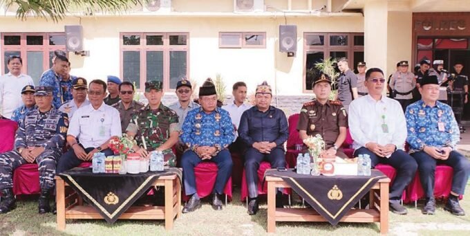 GELAR PASUKAN: Wakil Ketua II DPRD Kapuas Berinto (empat dari kanan) menghadiri Apel Gelar Pasukan Operasi Zebra Telabang 2025 yang digelar di halaman Mapolres Kapuas, Senin (17/11).
