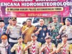 DPRD KOTIM FOTO BERSAMA: Ketua DPRD Kotim, Rimbun (samping kiri Kapolres) saat foto bersama usai apel kesiapsiagaan Tanggap Darurat Bencana Hidrometeorologi yang digelar Polres Kotim di Taman Kota Sampit, Selasa (4/11).