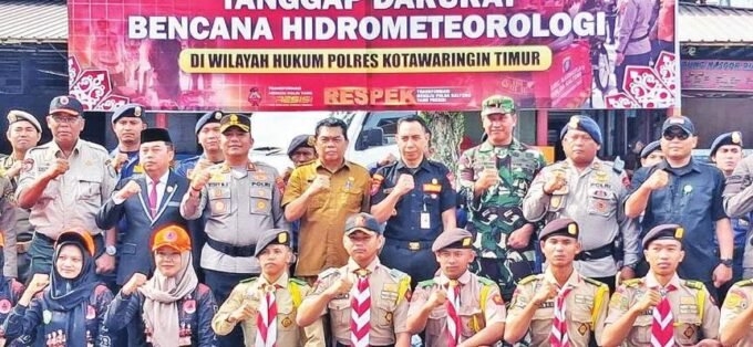 DPRD KOTIM FOTO BERSAMA: Ketua DPRD Kotim, Rimbun (samping kiri Kapolres) saat foto bersama usai apel kesiapsiagaan Tanggap Darurat Bencana Hidrometeorologi yang digelar Polres Kotim di Taman Kota Sampit, Selasa (4/11).