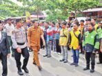 DPRD KOTIM MEMBERSAMAI: Ketua DPRD Kotim, Rimbun dan Kapolres Kotim AKBP Resky Maulana Zulkarnain bersama buruh dan komunitas ojol usai apel kebangsaan yang digelar di Taman Kota Sampit, Selasa (4/11).