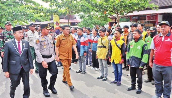 DPRD KOTIM MEMBERSAMAI: Ketua DPRD Kotim, Rimbun dan Kapolres Kotim AKBP Resky Maulana Zulkarnain bersama buruh dan komunitas ojol usai apel kebangsaan yang digelar di Taman Kota Sampit, Selasa (4/11).