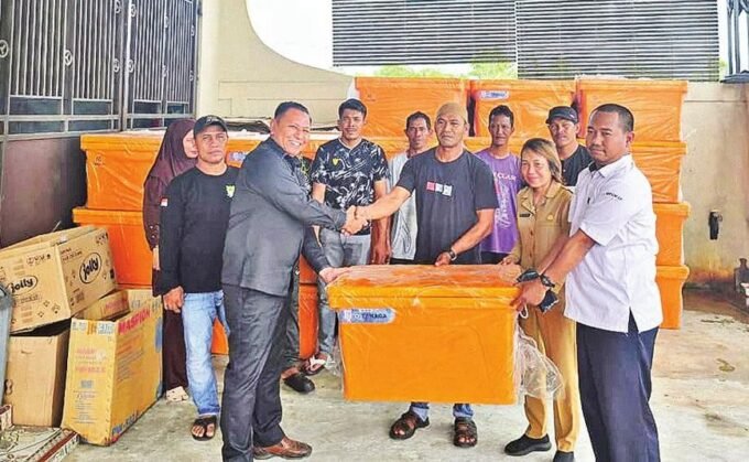 DPRD KOTIM SERAHKAN: Wakil Ketua II DPRD Kotim, H Rudianur menyerahkan box fiber kepada kelompok nelayan di Kecamatan Teluk Sampit, beberapa hari lalu.