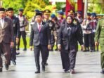 ZIARAH: Ketua DPRD Kotim Rimbun mengikuti kegiatan ziarah dan tabur bunga di Taman Makam Pahlawan Batarung, Jalan Jenderal Sudirman Km 9, Senin (10/11).