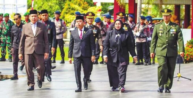 DPRD KOTIM ZIARAH: Ketua DPRD Kotim Rimbun mengikuti kegiatan ziarah dan tabur bunga di Taman Makam Pahlawan Batarung, Jalan Jenderal Sudirman Km 9, Senin (10/11).