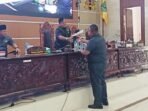DPRD Kapuas PANDANGAN: Juru Bicara Fraksi Golkar H Abdullah menyerahkan pandangan fraksi kepada Ketua DPRD Kapuas Ardiansah saat rapat paripurna, Selasa (4/11).