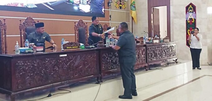 DPRD Kapuas PANDANGAN: Juru Bicara Fraksi Golkar H Abdullah menyerahkan pandangan fraksi kepada Ketua DPRD Kapuas Ardiansah saat rapat paripurna, Selasa (4/11).