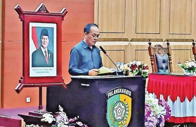 DPRD Palangka Raya LUGAS: Juru bicara Fraksi Golkar, Hasan Busyairi menyampaikan pandangan fraksi, di Gedung Paripurna DPRD Kota Palangka Raya, Senin (3/11).