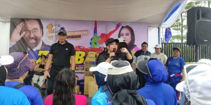SAMBUTAN : Ketua DPW Partai NasDem Kalimantan Tengah, Faridawaty Darland Atjeh menyampaikan sambutan dalam rangka pra-HUT ke-14 Partai NasDem, Minggu (9/11/2025), di halaman Istana DPW NasDem Palangka Raya.