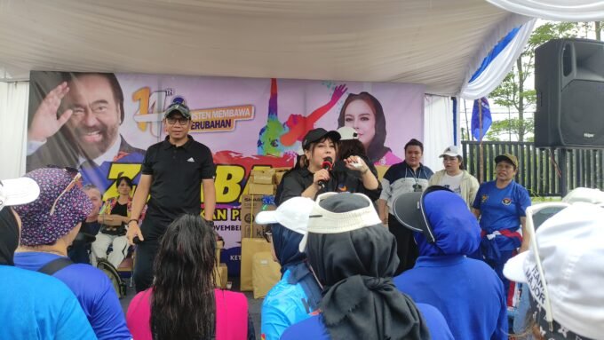 SAMBUTAN : Ketua DPW Partai NasDem Kalimantan Tengah, Faridawaty Darland Atjeh menyampaikan sambutan dalam rangka pra-HUT ke-14 Partai NasDem, Minggu (9/11/2025), di halaman Istana DPW NasDem Palangka Raya.