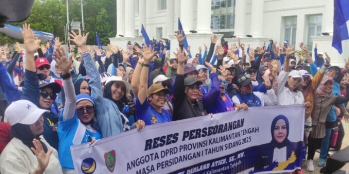 Ketua DPW Partai NasDem Kalimantan Tengah, Faridawaty Darland Atjeh, berfoto bersama para peserta senam zumba dalam rangka pra-HUT ke-14 Partai NasDem, Minggu (9/11/2025), di halaman Istana DPW NasDem Palangka Raya.